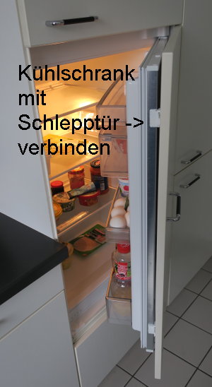 Einbaukühlschrank mit Schlepptür verbunden