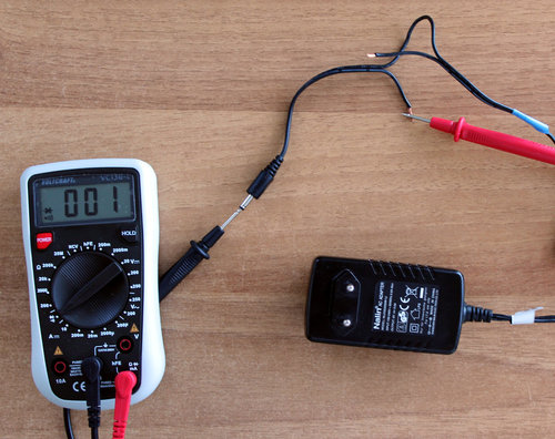 Multimeter am Netzteil für USB-Hub, Kabel aufgeschnitten