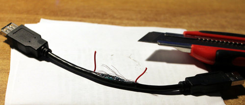 aufgeschnittenes USB-Kabel, roter Draht