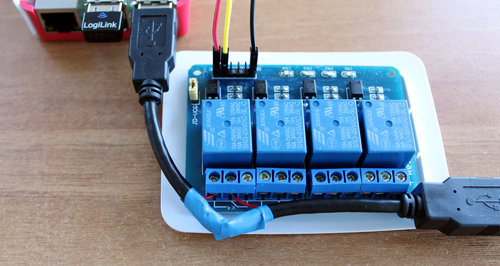 Raspberry Pi mit Relais und aufgeschnittenem USB-Kabel